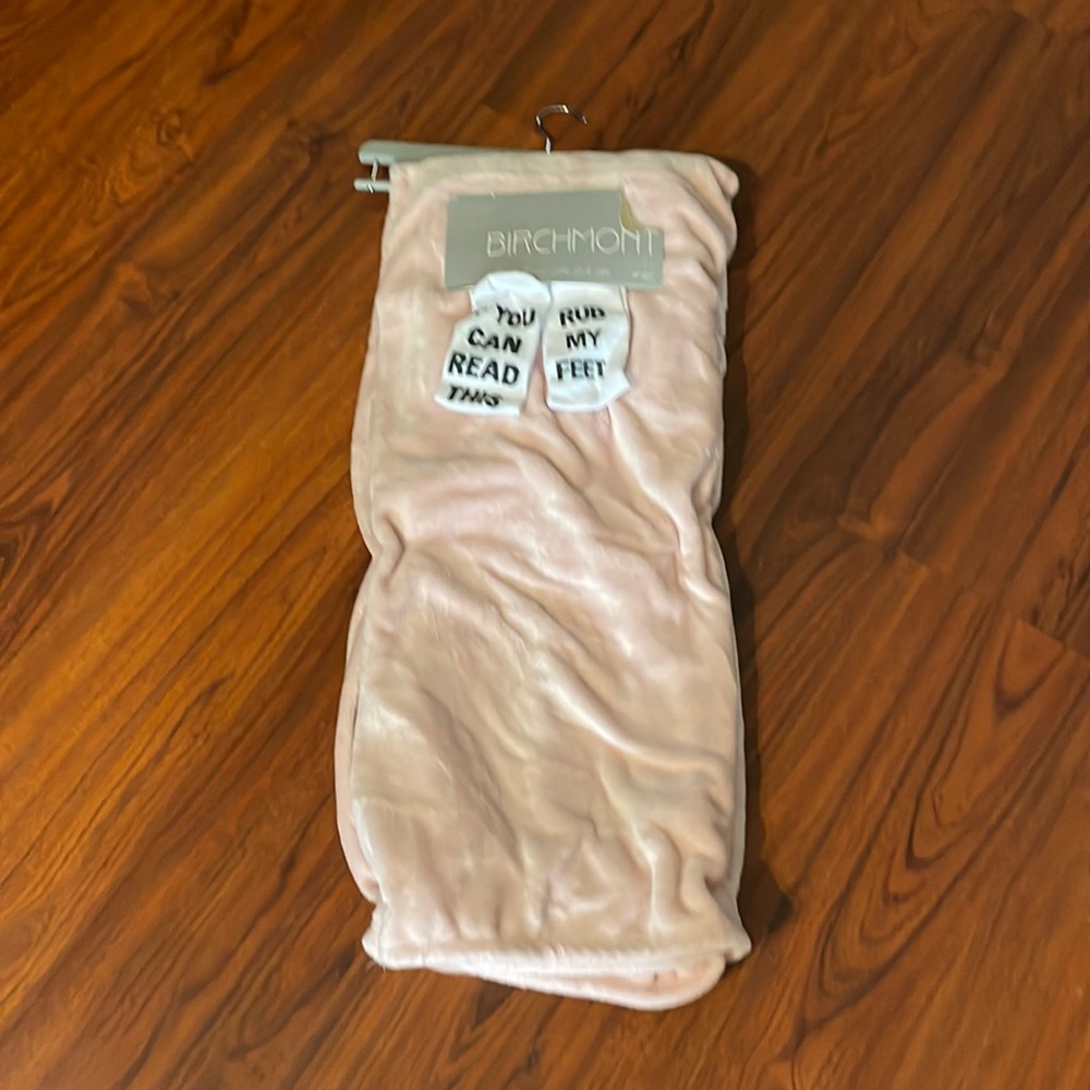 Birchmont home fashion blanket /w socks